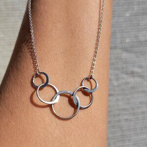 Elegant and classy 925 sterling silver five circle linked overlapping necklace